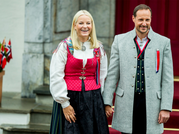 The Crown Prince and Crown Princess and their family greeted the Asker municipality children’s parade outside Skaugum Estate this morning.