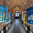 Mange av fanene hadde tilbrakt natten i Slottets vestibyle. Foto: Øivind Møller Bakken, Det kongelige hoff