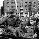 13 May 1945, Crown Prince Olav returnes to Norway. Max Manus of the Norwegian resistance acts as the Crown Prince's bodyguard (NTB / Scanpix)