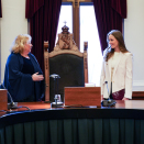 Prinsesse Ingrid Alexandra får en orientering om domstolens virksomhet av høyesterettsjustitiarius Toril Marie Øie under et besøk i anledning Prinsessens 18-årsdag. Handoutbilde fra Det kongelige hoff. Bildet er kun til redaksjonell bruk, ikke for salg. Foto: Liv Anette Luane, Det kongelige hoff