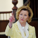 Dronningen i Dronning Sonja KunstStall under monteringen av første utstilling. Bildet er kun til redaksjonell bruk - ikke for salg. Foto: Sven Gj. Gjeruldsen, Det kongelige hoff.
