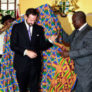 Vice President Dramani Mahama also paid the Crown Prince the honour of wrapping the kente cloth around him  (Foto: Lise Åserud / Scanpix)