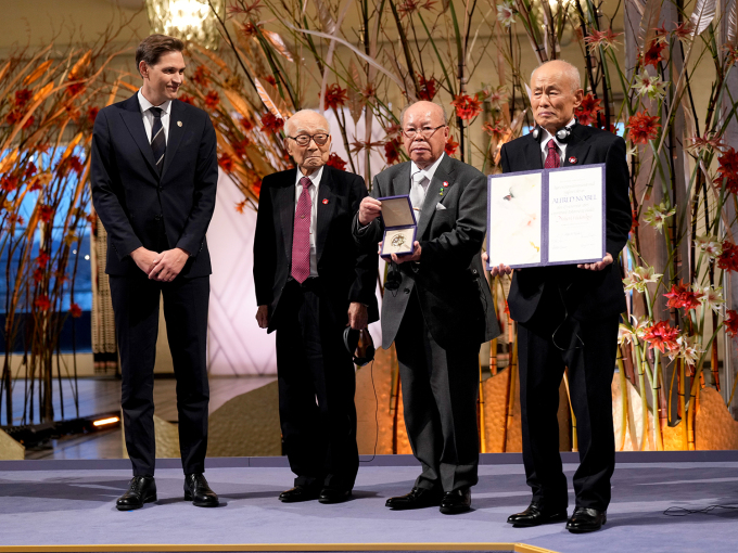 The three representatives of Nihon Hidankyo: Terumi Tanaka, Shigemitsu Tanaka and Toshiyuki Mimaki, with the Peace Prize medal and diploma. Photo: Heiko Junge / NTB