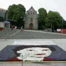 Stavanger's gift for The Queen: Andy Warhol's famous picture of Queen Sonja - in flowers (Photo: Alf Ove Hansen / Scanpix)