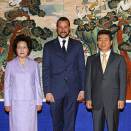 Their Royal Highnesses met with President ROH Moo-Hyun and Madam KWON Yang-Sook (Photo: Yo Yong-Hak, Reuters)