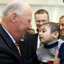 King Harald got a big hug from Hamad (age 4), one of the children from Gaza who is receiving help at the rehabilitation centre. (Photo: Lise Åserud / Scanpix)