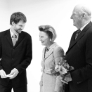 King Harald and Queen Sonja with artist Thomas Phil during a tour of the Trygve Lie Gallery. (Photo: Sigrid Thorbjørnsen)