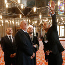 On a tour of the Blue Mosque. (Photo: Lise Åserud, NTB scanpix)