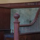 Mange detaljer fra den gamle stallen er bevart og restaurert. Her er spiltau med navneskilt på to av hestene som kom til etter 1905. «Queen» hadde fast plass i de kongelige ekvipasjer, mens «Iris» var dronning Mauds ridehest. Bildet er kun til redaksjonell bruk - ikke for salg. Foto: Jan Haug, De kongelige samlinger 