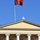 Flaggstangen på Slottets tak er 16,3 meter høy. Handoutbilde fra Det kongelige hoff. Publisert 17. mai 2020. Bildet er til redaksjonell bruk, ikke for salg. Foto: Liv Anette Luaene, Det kongelige hoff