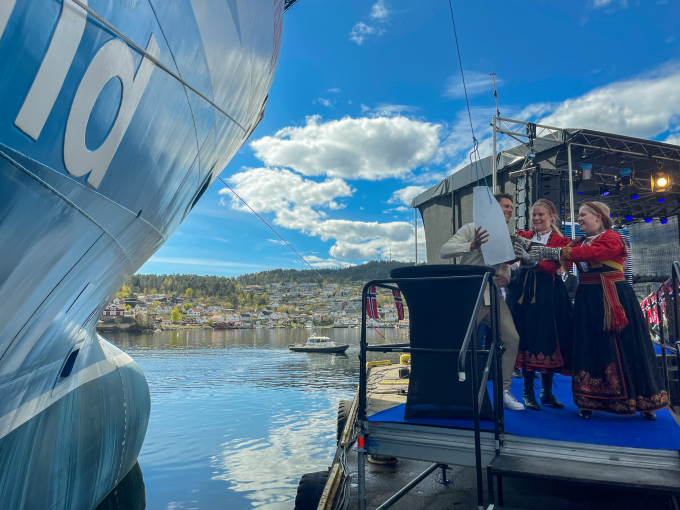 Andreas Wahl assists godmothers Pernille Gundersrud and Malene Moen Straume during the christening of Yara Birkeland. Photo: Liv Anette Luane, The Royal Court
