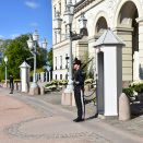 Slottets hovedport er pyntet med blomster og bjørkeløv. Handoutbilde fra Det kongelige hoff. Publisert 17. mai 2020. Bildet er til redaksjonell bruk, ikke for salg. Foto: Liv Anette Luane, Det kongelige hoff