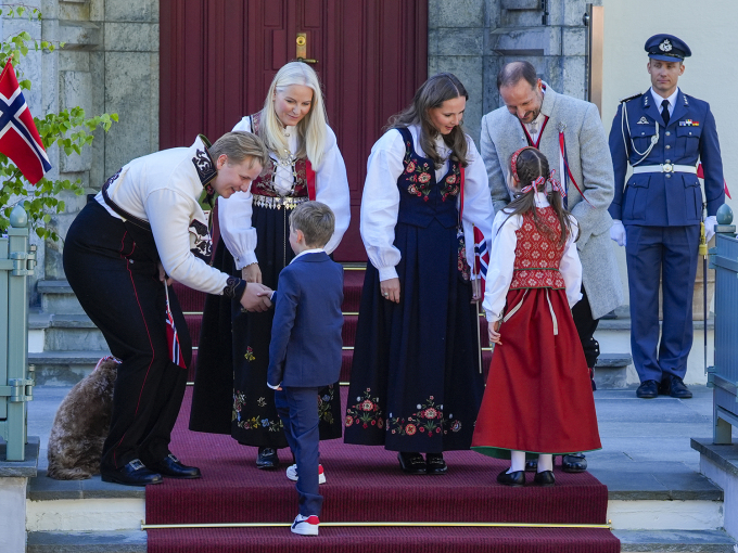 The children brought flowers to the family at Skaugum. Photo: Lise Åserud, NTB