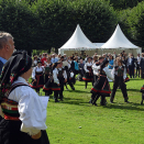 Norsk Folkemuseums Dansegruppe underholdt gjestene i Slottsparken. Foto: Sven Gj. Gjeruldsen, Det kongelige hoff