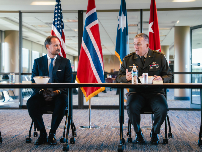 General Shawn Manke in conversation with The Crown Prince. The Minnesota National Guard has worked with the Norwegian Home Guard for over 50 years. Photo: Ola Vatn, The Royal Court