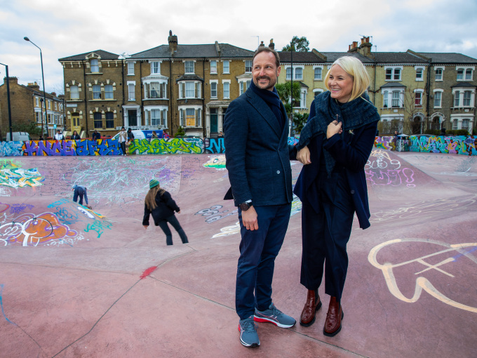 Crown Prince Haakon and Crown Princess Mette-Marit at Stockwell Skatepark. Photo: Nina Rangoy / NTB