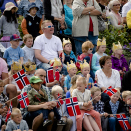 Folkeliv i Ravnkloa venter på sjaluppen med Kongefamilien. Foto: Ole Martin Wold / NTB scanpix