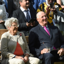 Kong Harald og Prinsesse Astrid følger innslagene på scenen. Foto: Sven Gj. Gjeruldsen, Det kongelige hoff