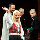The Crown Prince and Crown Princess' family greet the Children's Parade in Asker outside Skaugum estate (Photo: Glenn Svendsen, Stella Pictures) 