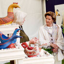 King Harald and Queen Sonja view the work of local artist Eli Bergsbakken (Photo: Kyrre Lien / Scanpix)