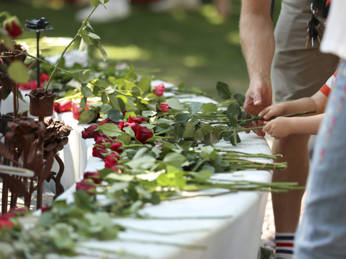 Many people left flowers at the iron rose monument outside Oslo Cathedral today. Photo: Beate Oma Dahle / NTB.