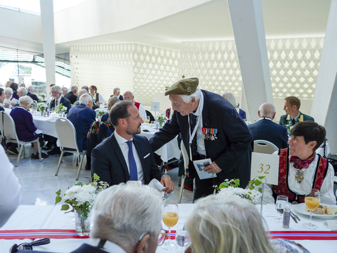 Resistance fighter August Rathke in conversation with Crown Prince Haakon and Foreign Minister Ine Marie Eriksen Søreide. Photo: Heiko Junge / NTB