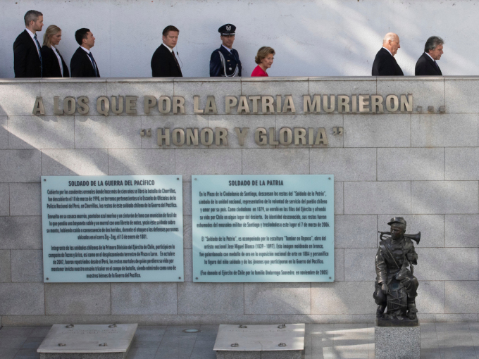 The King and Queen are accompanied into the crypt where Bernardo O’Higgins is entombed. Photo: Tom Hansen, Hansenfoto.no 