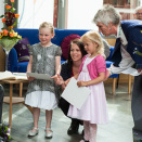Siri Elene Aursøy and Ragnild Bueng Kosberg brought a gift for The Queen (Photo: Ned Alley / NTB scanpix)