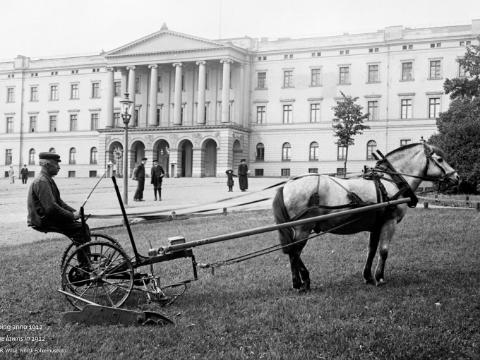 Fotoutstilling i Jubileumsparken: Gressklipping anno 1912. Foto: Anders B. Wilse, Norsk Folkemuseum