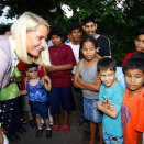 The Crown Princess talking with Maria Laura (7) outside Fundacion Xochietzal in Managua, Nicaragua (Photo: Lise Åserud, Scanpix)