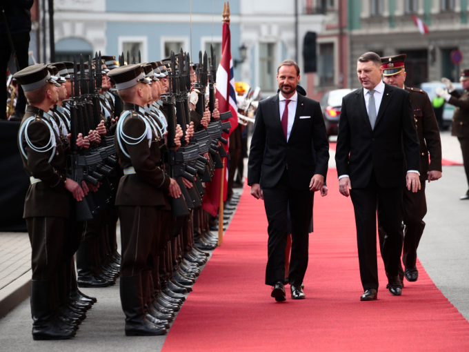 Crown Prince Haakon and President Vējonis inspect the Guard of Honour. Photo: Lise Åserud / NTB scanpix 