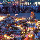 23 July:Many light candles or lay down flowers outside Oslo Cathedral (Photo: Morten Holm / Scanpix)
