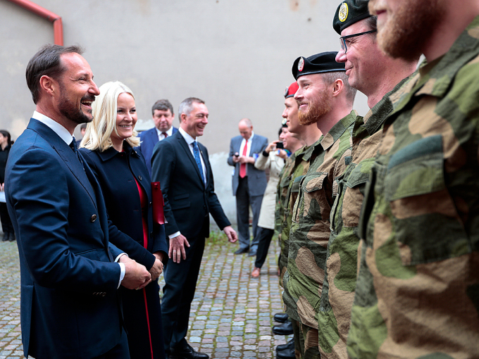 Speaking with Norwegian soldiers at the Ministry of National Defence in Vilnius. Photo: Lise Åserud / NTB scanpix.