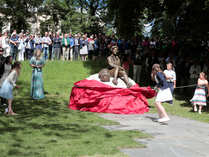 Five grandchildren unveiled the Queen’s statue. Photo: Lise Åserud, NTB scanpix