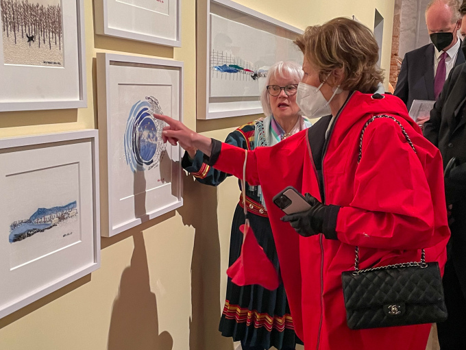 Queen Sonja was given an introduction to the works of Britta Marakatt-Labba, by the artist herself. Photo: Guri Varpe, The Royal Court