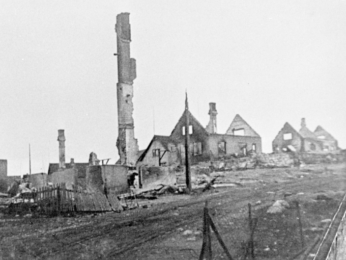 German soldiers used scorched-earth tactics in their retreat from Finnmark. This scene is probably from Kirkenes. Photo: NTB scanpix – Archive
