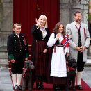The Crown Prince and Crown Princess and their family greet the Asker children’s parade outside Skaugum Estate. Photo: Terje Pedersen / NTB scanpix