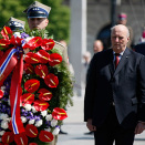 King Harald lays a wreath at the Tomb of the Unknown Soldier in Warsaw  (Photo: Lise Åserud / NTB scanpix)