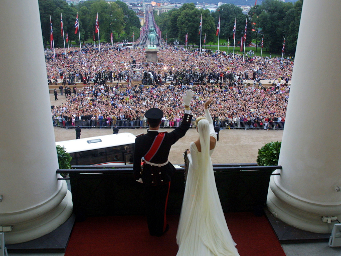 Tusenvis hadde samla seg på Slottsplassen for å helse dei nygifte. Foto: Cornelius Poppe, NTB