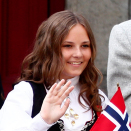 The Crown Prince and Crown Princess and their family greet the Asker children’s parade outside Skaugum Estate. Photo: Terje Pedersen / NTB scanpix