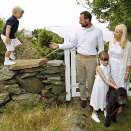 Prince Sverre Magnus, Crown Prince Haakon, Princess Ingrid Alexandra with the family dog Milly Kakao and Crown Princess Mette-Marit (Photo: Håkon Mosvold Larsen, Scanpix)