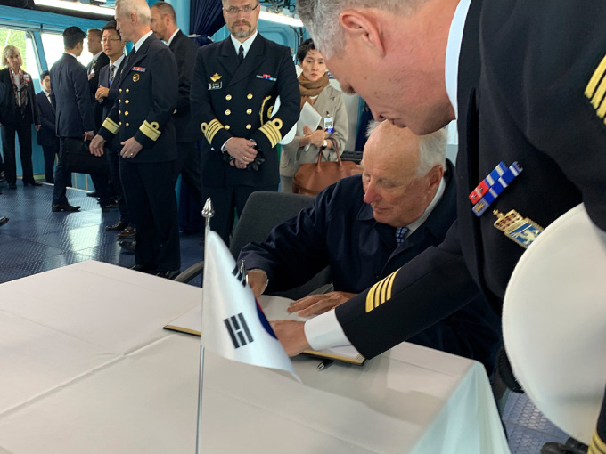 King Harald, President Moon and First Lady Kim signed a plaque commemorating their tour on board. Photo: Sven Gj. Gjeruldsen, The Royal Court