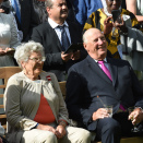 Kong Harald og Prinsesse Astrid følger innslagene på scenen. Publisert 1. september 2016. Handoutbilde fra Det kongelige hoff. Bildet er kun til redaksjonell bruk - ikke for salg. Foto: Sven Gj. Gjeruldsen, Det kongelige hoff