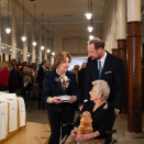 Dronning Sonja, Kronprins Haakon og Prinsesse Astrid studerer servise under åpningen av utstillingen "Ved Kongens bord” i Dronning Sonja KunstStall. Foto: Øivind Möller Bakken, Det kongelige hoff