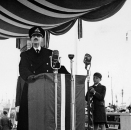 Kong Haakon taler på Rådhusplassen. Prins Harald til høyre. Fotograf ukjent, De kongelige samlinger