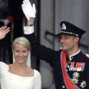 The Crown Prince and Crown Princess waving from the cathedral steps (Foto: Lise Åserud, Scanpix)