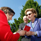 En av beboerne ved Signo ville gjerne ha en hilsen i minneboken sin fra Dronning Sonja og Kong Harald  (Foto: Håkon Mosvold Larsen / NTB scanpix)