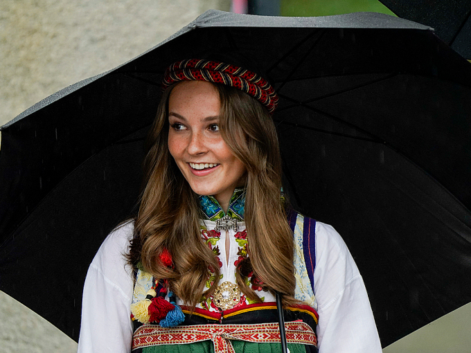 Princess Ingrid Alexandra outside the Skaugum front gate. Photo: Lise Åserud 