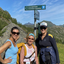 Dronningen, Kronprinsessen og Prinsesse Märtha Louise er klar for topptur til Dronningvarden på Stortinden, 530 meter over havet. Her ved Årsteinskaret 200 moh. Publisert 13.08.2020. Bildet er kun til redaksjonell bruk - ikke for salg. Foto: Det kongelige hoff