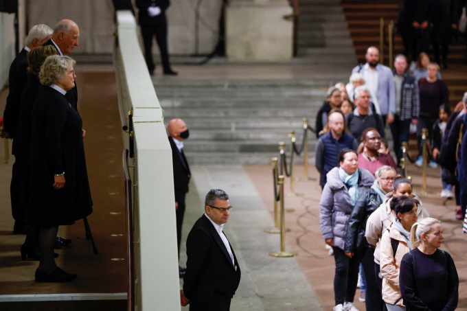 On Sunday, King Harald and Queen Sonja paid their respects at Queen Elizabeth’s coffin in Westminster Hall. Photo: Reuters